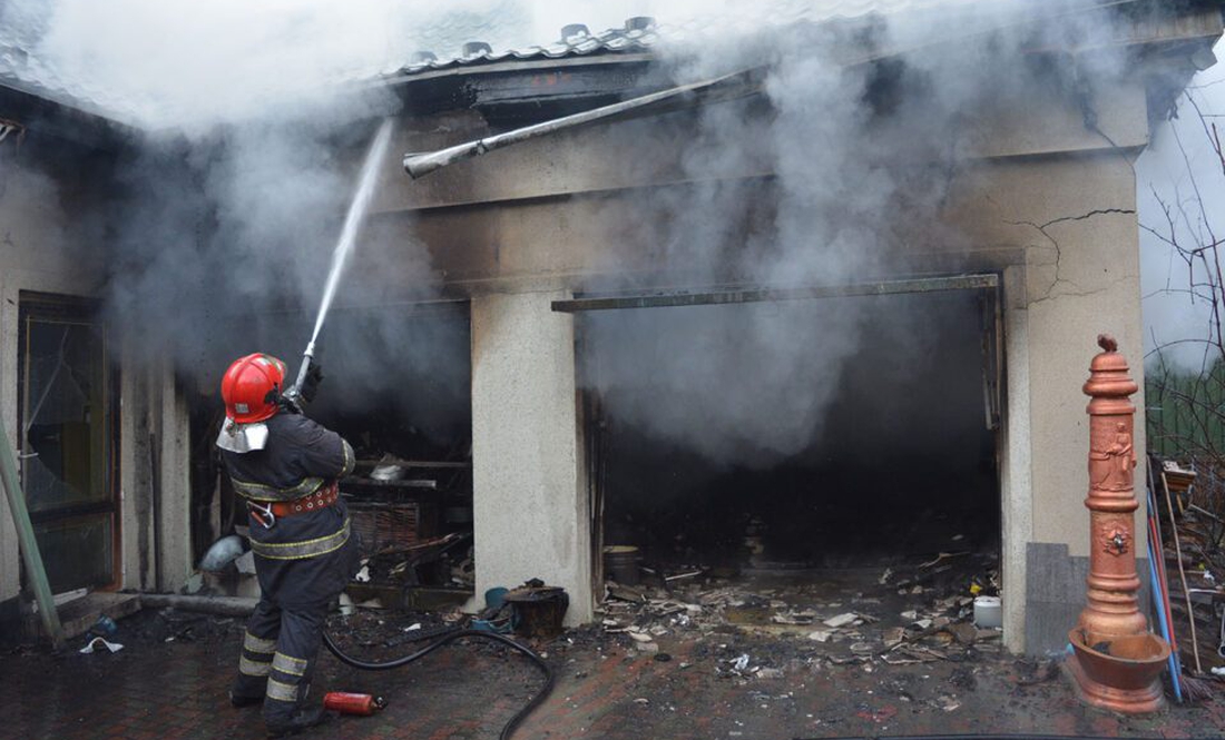 Масштабна пожежа у громаді на Чернігівщині: горіли господарчі будівлі, гаражі, авто та житловий будинок
