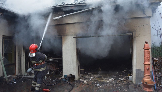 Масштабна пожежа у громаді на Чернігівщині: горіли господарчі будівлі, гаражі, авто та житловий будинок