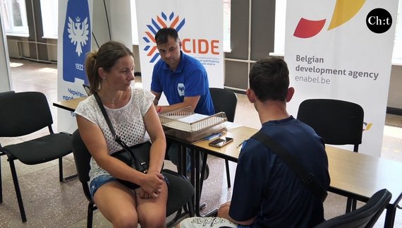 Катерина з сином принесли документи для вступу на будівельну спеціальність