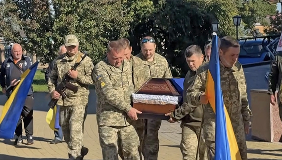 Прилуки провели в останню путь земляка, старшого солдата Миколу Гарагулю. Фото ТК "Прилуки"