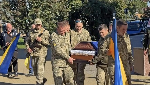 Прилуки провели в останню путь земляка, старшого солдата Миколу Гарагулю. Фото ТК "Прилуки"