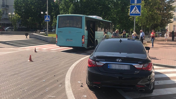 ДТП на Красній площі у Чернігові: водій Hyundai врізався в автобус