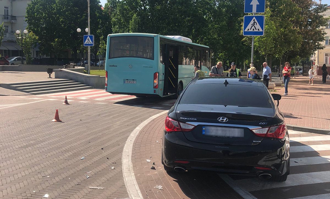 ДТП на Красній площі у Чернігові: водій Hyundai врізався в автобус