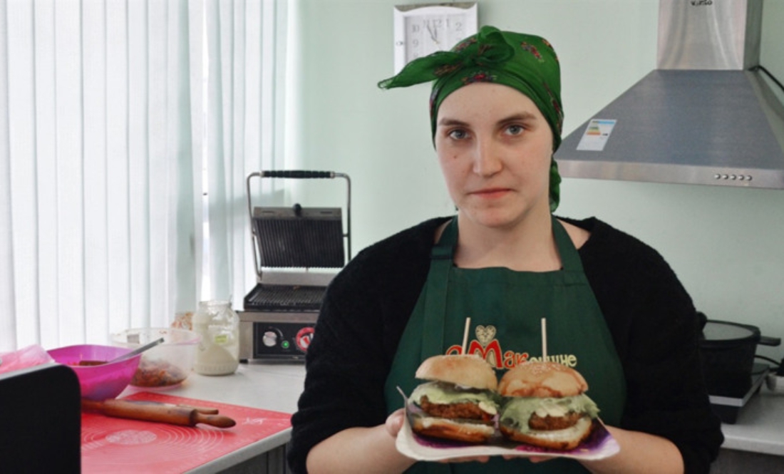 Вікторія, працівниця «СМАКошине», пропонує свіжі бургери
