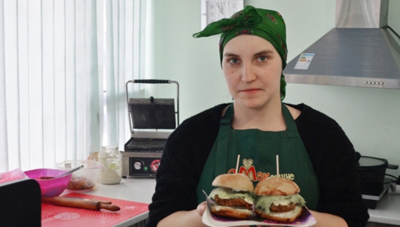 Вікторія, працівниця «СМАКошине», пропонує свіжі бургери