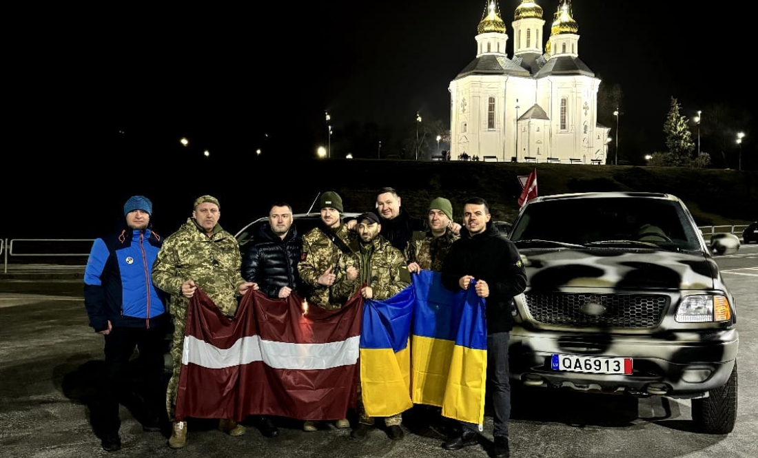 Дмитро Блауш та латвійські волонтери відвезли автівки на фронт