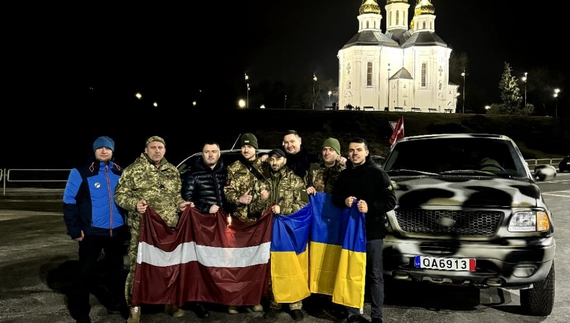 Дмитро Блауш та латвійські волонтери відвезли автівки на фронт