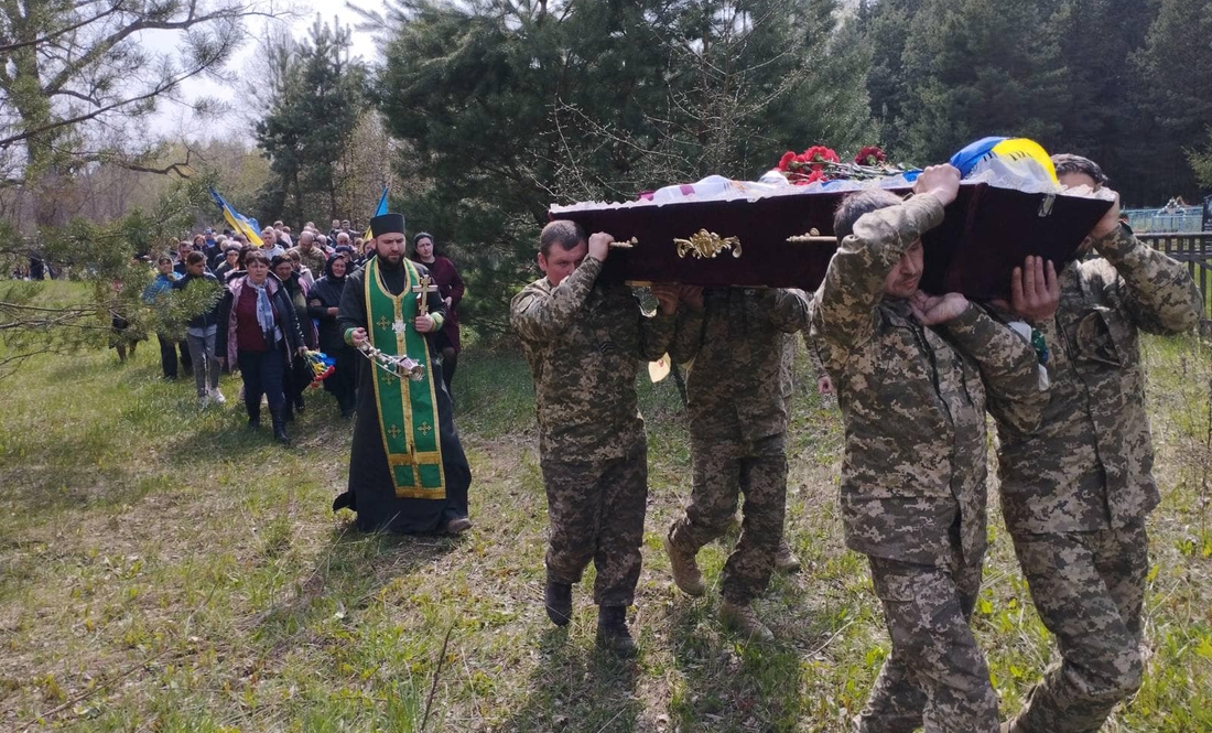 Із двома захисниками прощались у громадах Чернігівщини: загинули на Донеччині