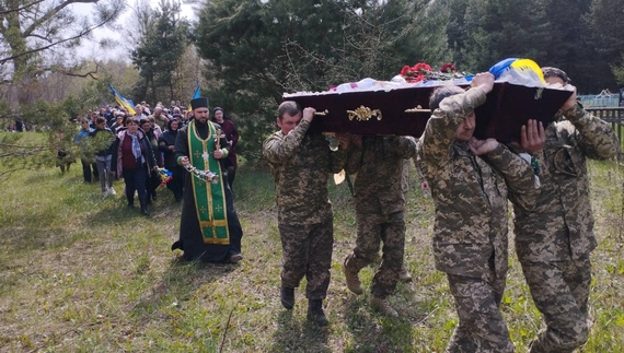 Із двома захисниками прощались у громадах Чернігівщини: загинули на Донеччині