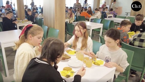 Гарячі обіди - безкоштовно: що їдять школярі у Чернігові?