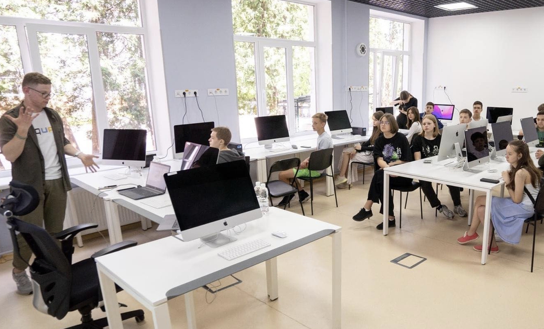 З iMac та новою технікою: відкрився найсучасніший шкільний компʼютерний клас в Чернігові