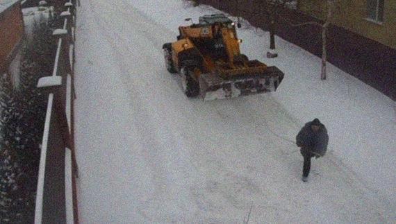 У Чернігові водій екскаватора пошкодив люк і засипав місце снігом