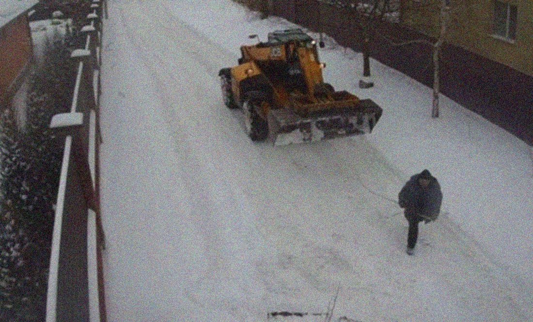У Чернігові водій екскаватора пошкодив люк і засипав місце снігом