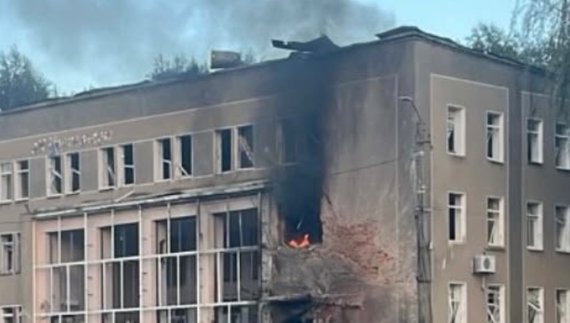 Горить будівля у центрі Мени. Фото джерела ЧЧ