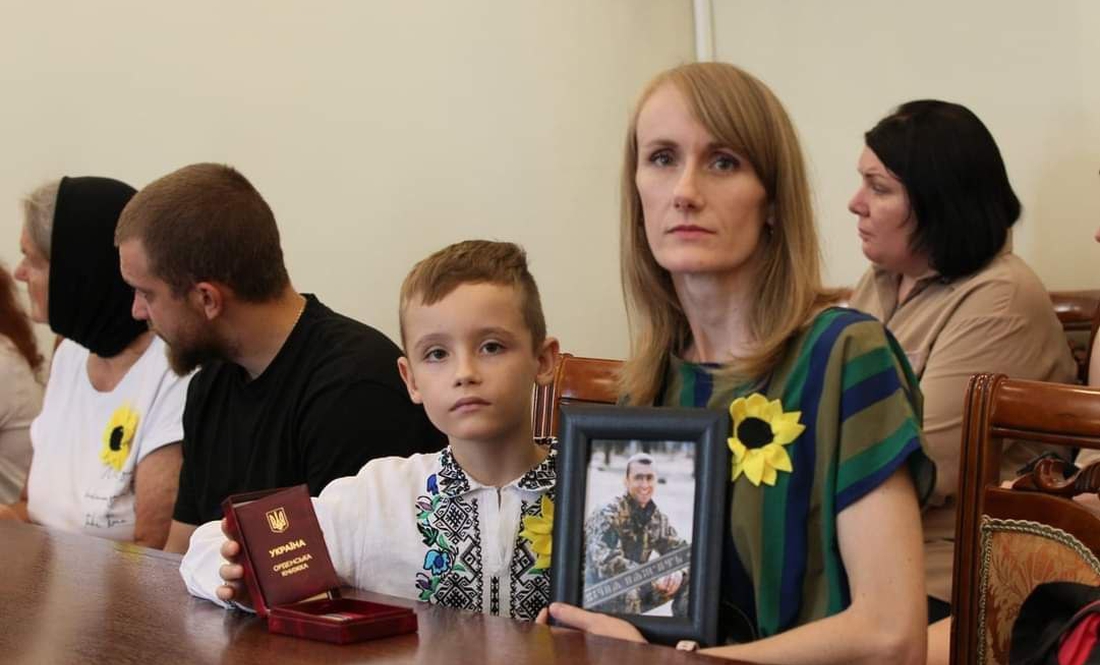 До Дня памʼяті захисників: нагороди родинам загиблих Героїв передали у Чернігівській ОВА