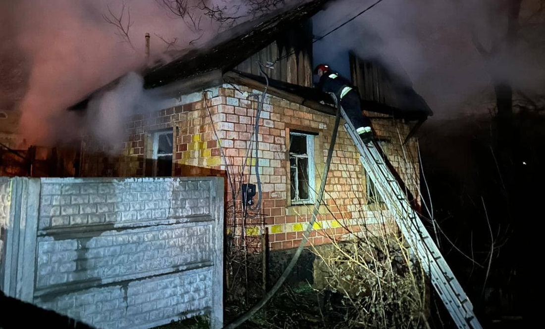 Вогонь знищив дах будинку на Чернігівщині: постраждали мати та син