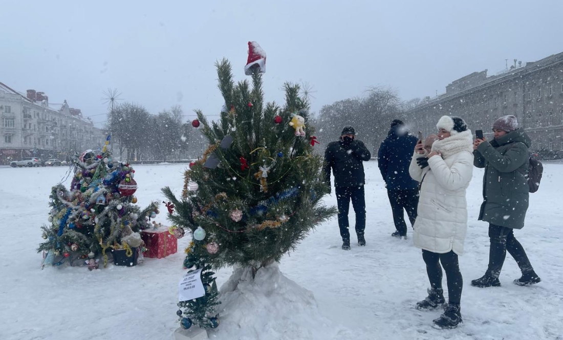Хто вкрав у чернігівців Різдво: у місті встановили народну ялинку