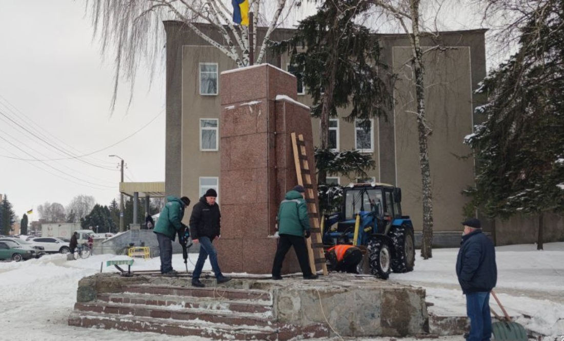На Чернігівщині взялися прибирати тумбу, де колись височів памʼятник Леніну: що думають мешканці
