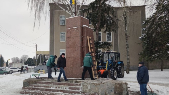 На Чернігівщині взялися прибирати тумбу, де колись височів памʼятник Леніну: що думають мешканці
