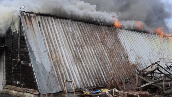 Дим від пожежі бачило майже все місто: у Чернігові згорів металевий ангар