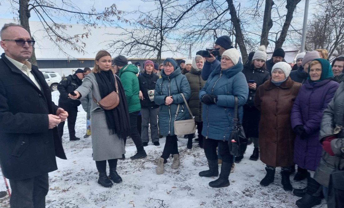 Під Сновською мерією зібралися розлючені місцеві жителі