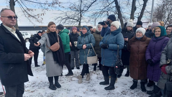 Під Сновською мерією зібралися розлючені місцеві жителі