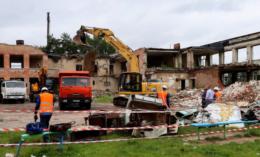 У Чернігові приступили до демонтажу двох шкіл, зруйнованих росіянами