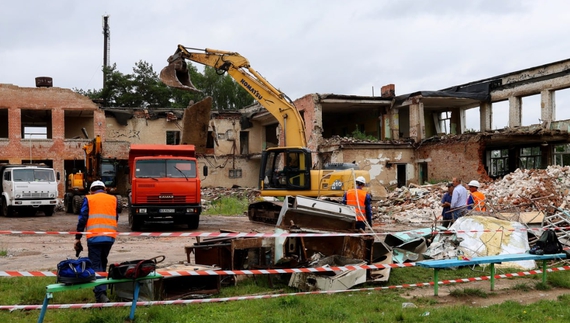 У Чернігові приступили до демонтажу двох шкіл, зруйнованих росіянами. Без нюансів не обійшлося