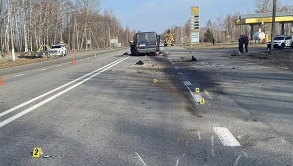 На Чернігівщині легковик вʼїхав у причеп із колодами