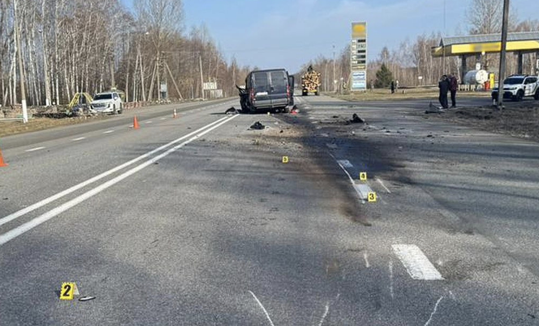 На Чернігівщині легковик вʼїхав у причеп із колодами