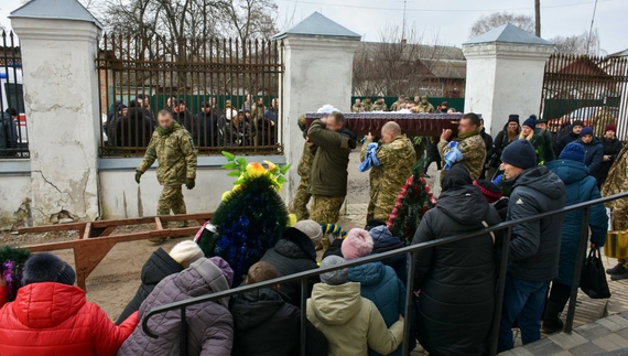 Загинули біля Бахмута та Соледару: на Чернігівщині прощались із бійцями ЗСУ