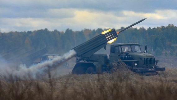 Міномети, РСЗВ, артилерія та дрон-камікадзе: ворог обстріляв 3 прикордонні громади