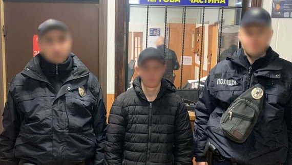 18-річному хлопцю з Чернігівщини "світить" до 10 років за підпал дверей сусідки