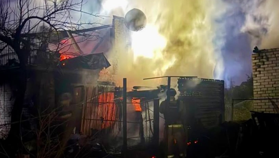 Пожежа у Чернігові після удару російського дрону. Фото Нацполіції