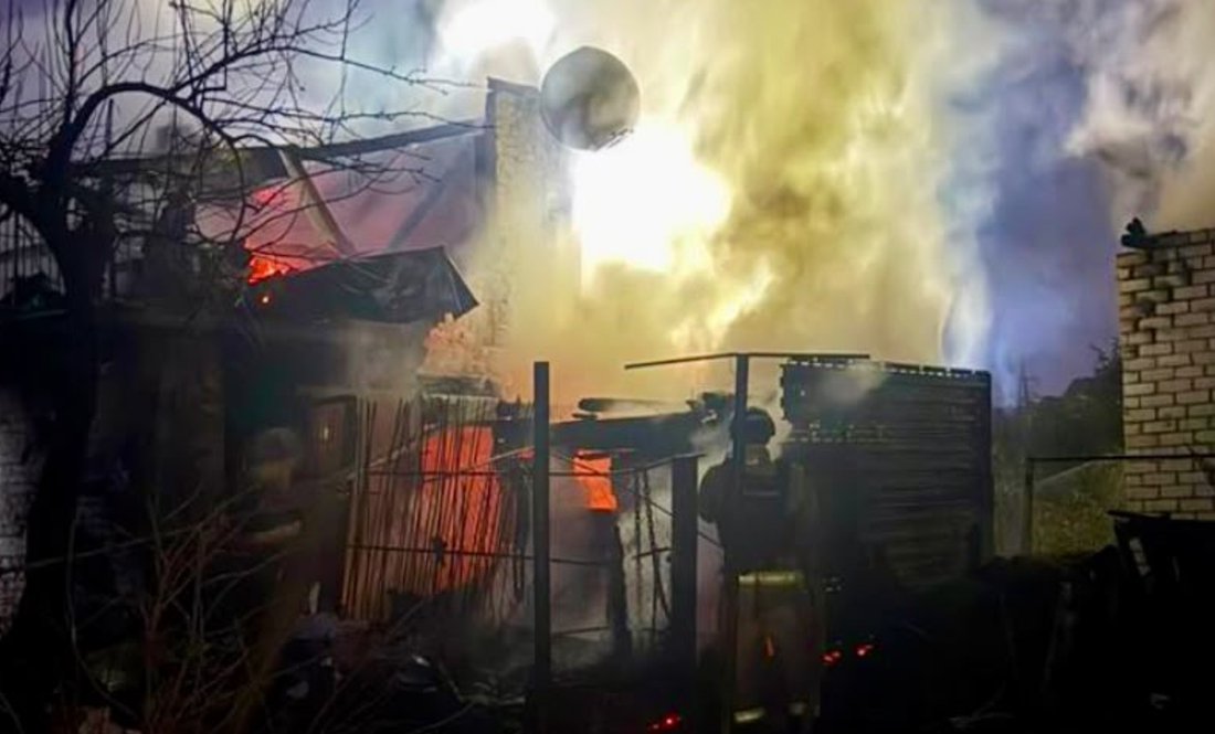 Пожежа у Чернігові після удару російського дрону. Фото Нацполіції