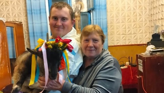 Розіграли козу: «На шашлики жалко бідняжку. А в хазяйстві не потрібна». Фото Сосницька селищна рада