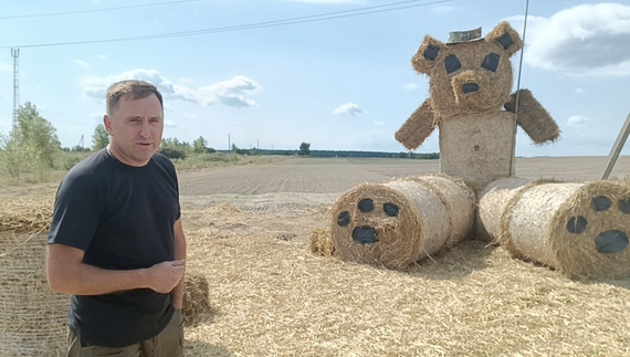 Віталій Рудник біля військового ведмедика