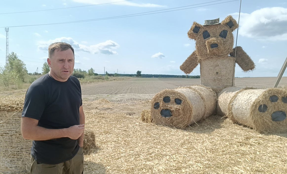 Віталій Рудник біля військового ведмедика