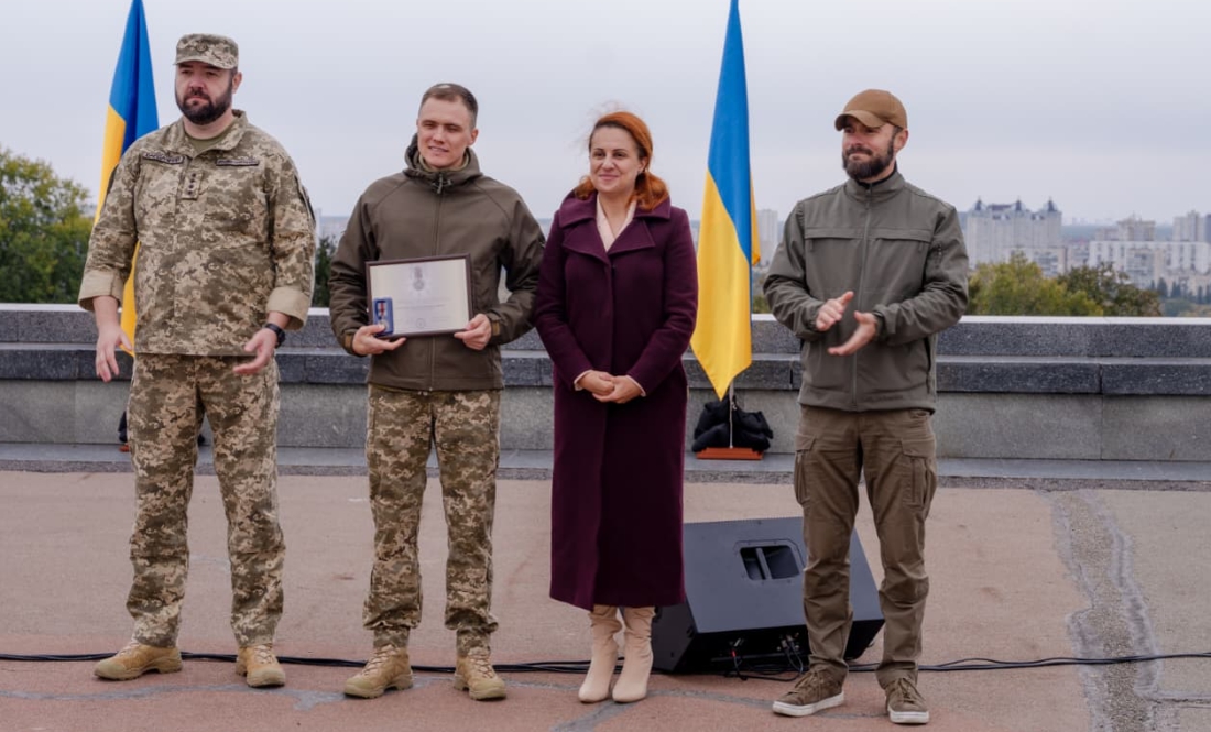 Роман Карабут отримує медаль «За оборону»