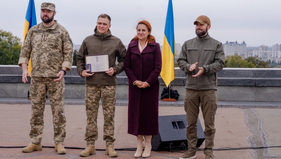 Роман Карабут отримує медаль «За оборону»