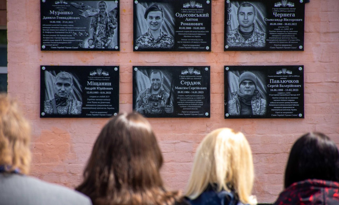У Ніжині шанують загиблих Героїв - на будівлі школи відкрили меморіальні дошки