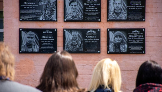 У Ніжині шанують загиблих Героїв - на будівлі школи відкрили меморіальні дошки