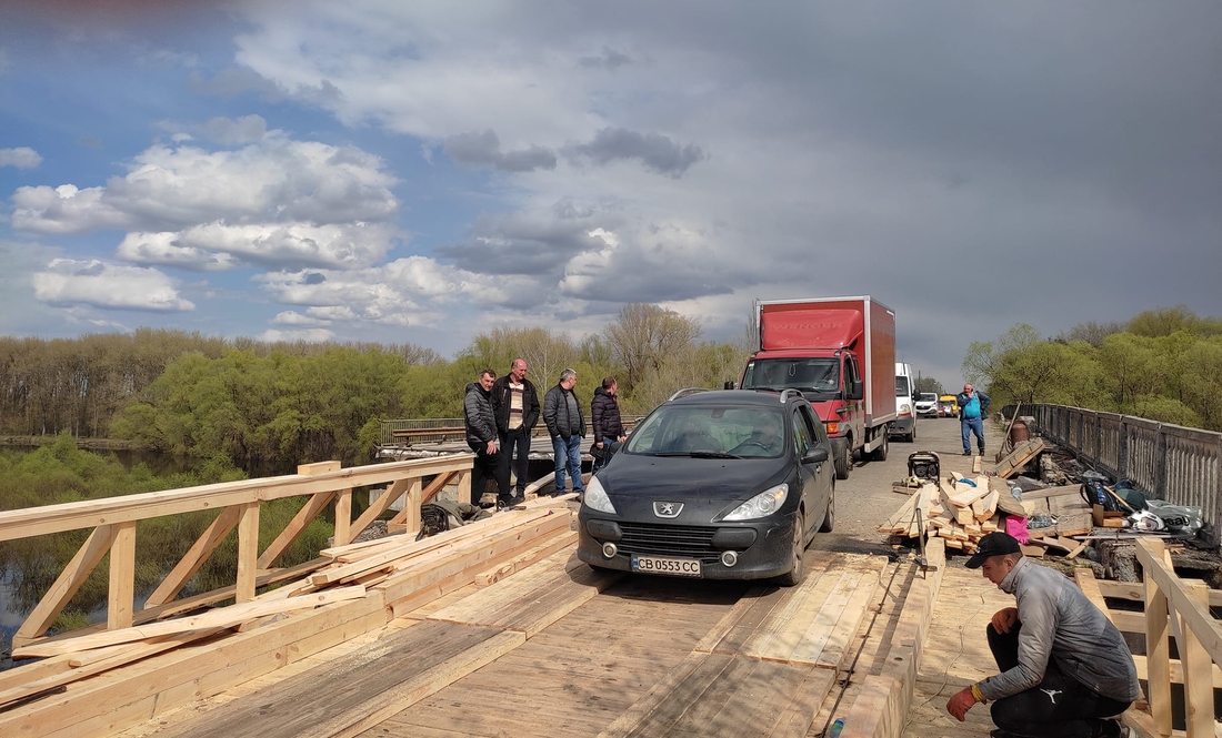 Можна їхать: біля Снов'янки відкрили для проїзду тимчасовий міст