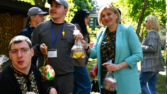 Діти з інвалідністю з Ніжина отримали солодкі презенти до Великодня