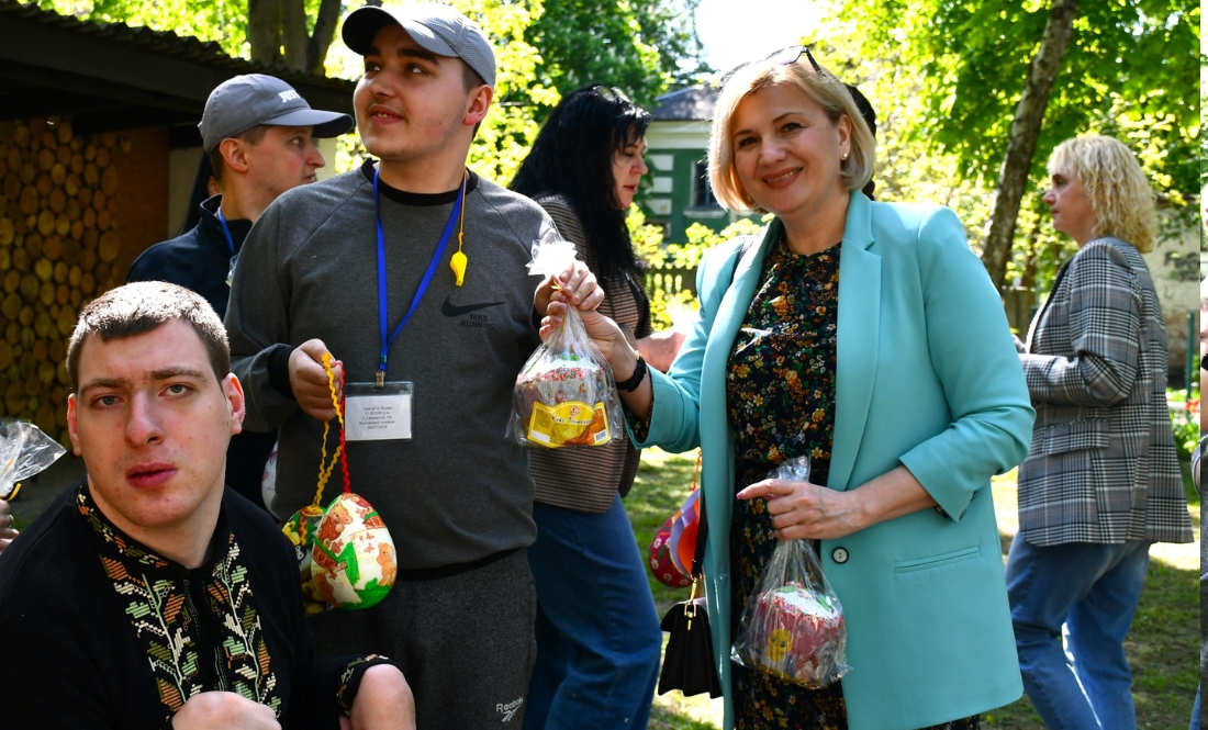 Діти з інвалідністю з Ніжина отримали солодкі презенти до Великодня