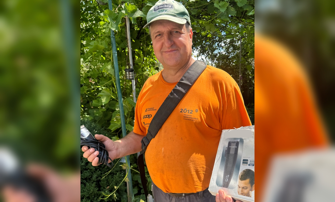 Юрій Тарасевич з машинкою для стрижки