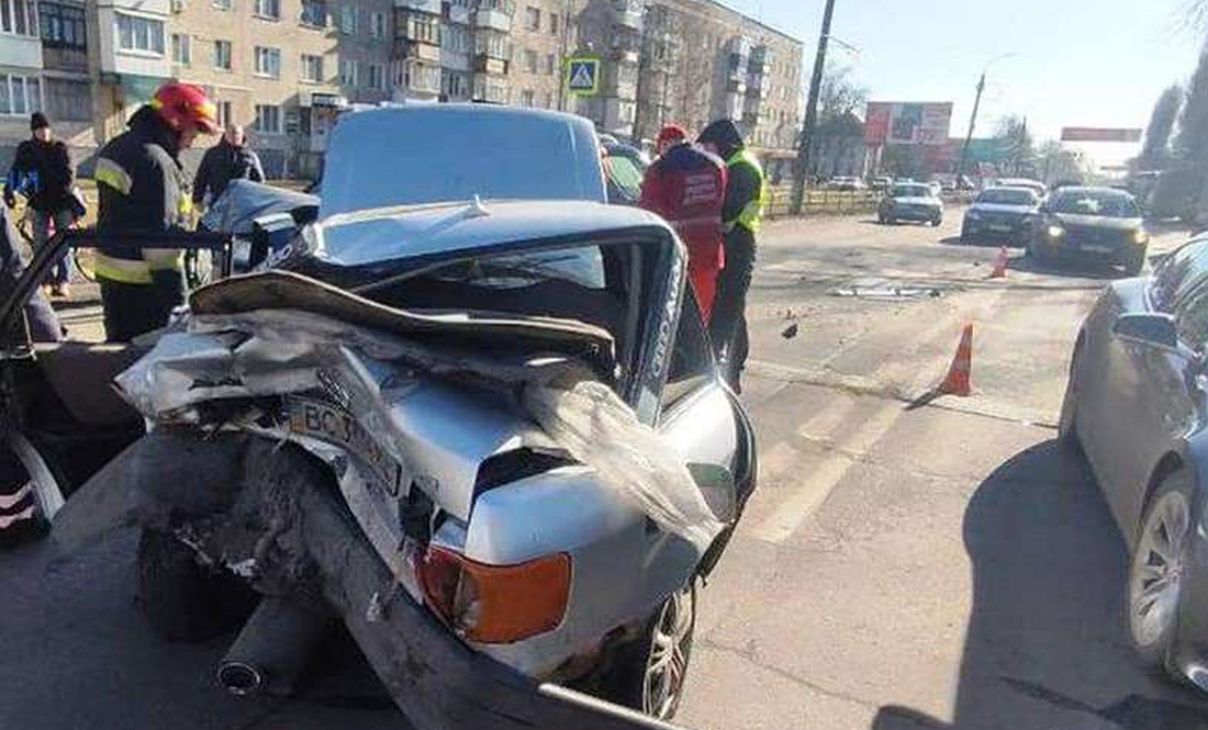 У Ніжині рятувальники ліквідували наслідки автопригоди: водія затисло металевими конструкціями понівеченого авто