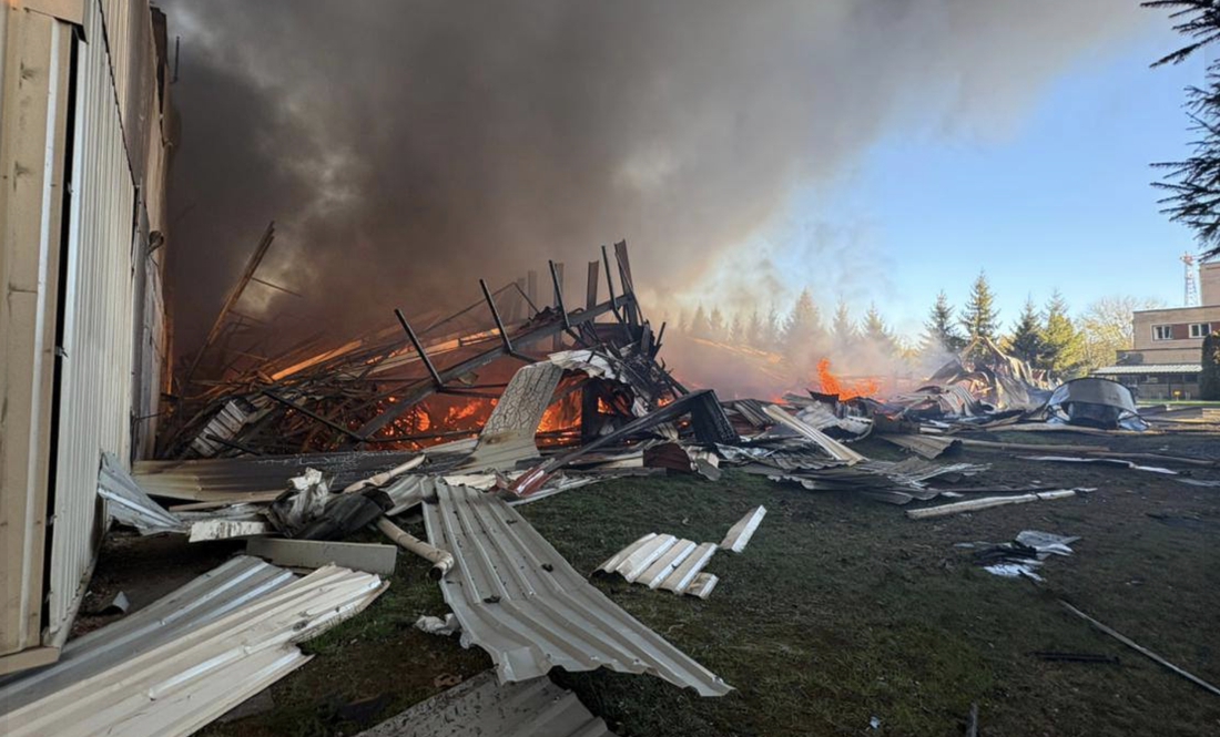 Пожежа після удару по підприємству. Чернігівщина. Квітень 2026 року