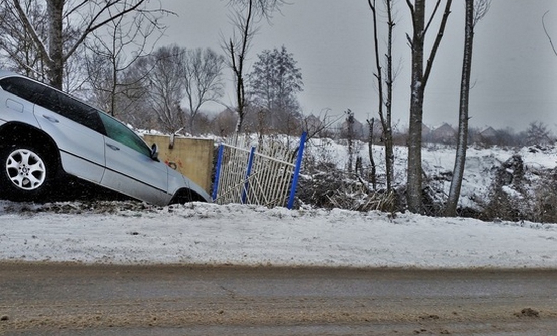 На Чернігівщині водій позашляховика не впорався з керуванням – двоє людей у лікарні