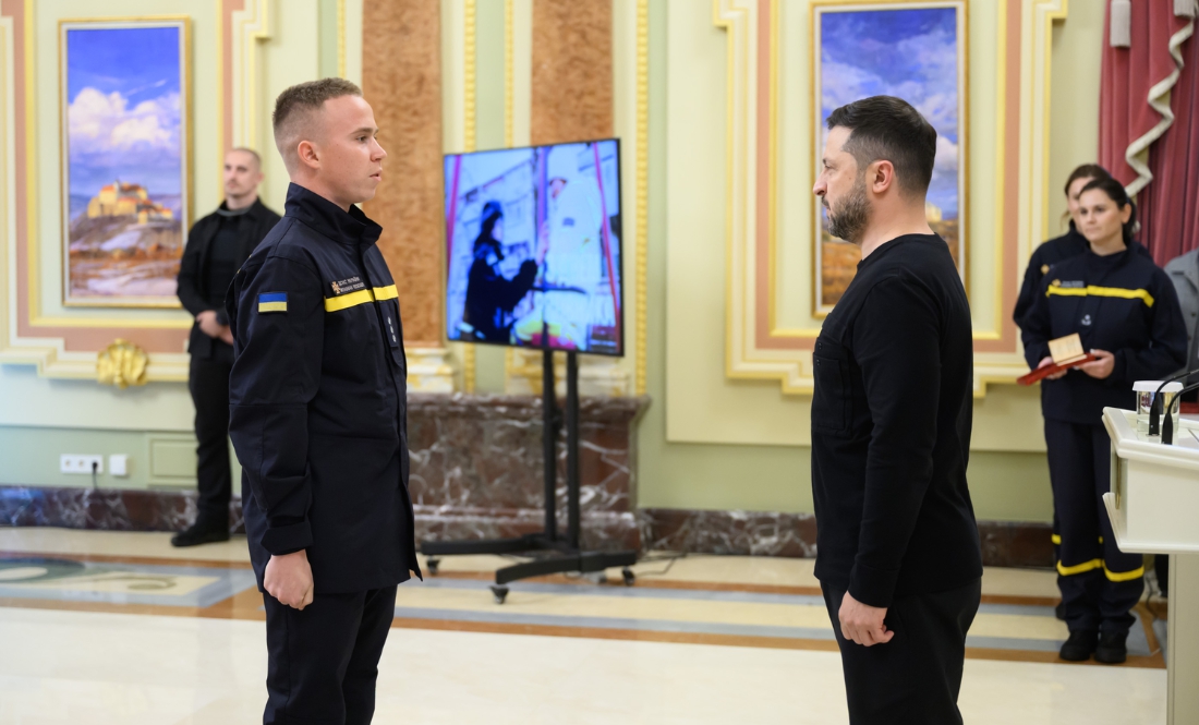 Максим Попел отримує нагороду від Президента Зеленського